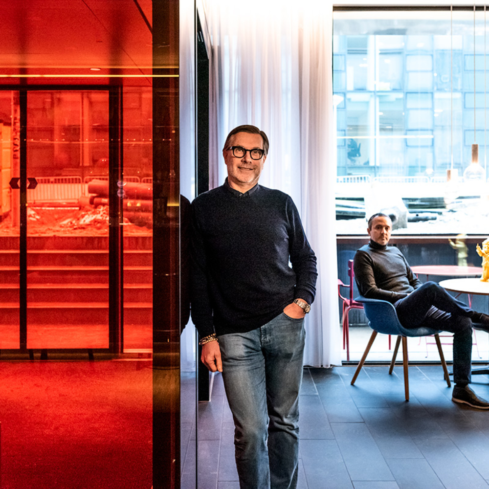 Omgevingsportret met Michael Levi en Robin Chadha voor Citizen M. Het beeld is in balans door het rood van de stoelen en het raam, het blauw van de broeken en de vloer en het (kleine) geel van de kabouter. Die laatste is er speciaal bijgehaald.