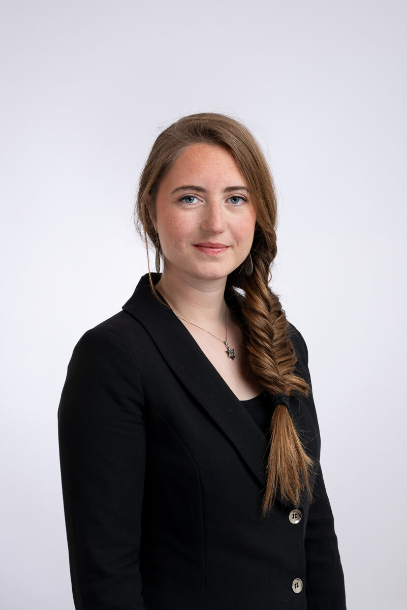 Een zakelijk portret van Damaris voor Freshfield gemaakt met een studio op locatie