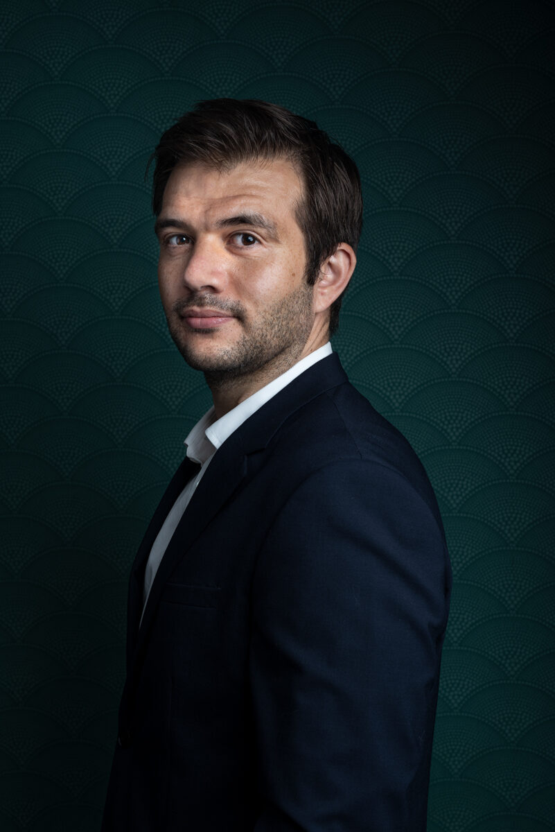 Een zakelijk portret voor Flume Agency op locatie met een bestaande achtergrond