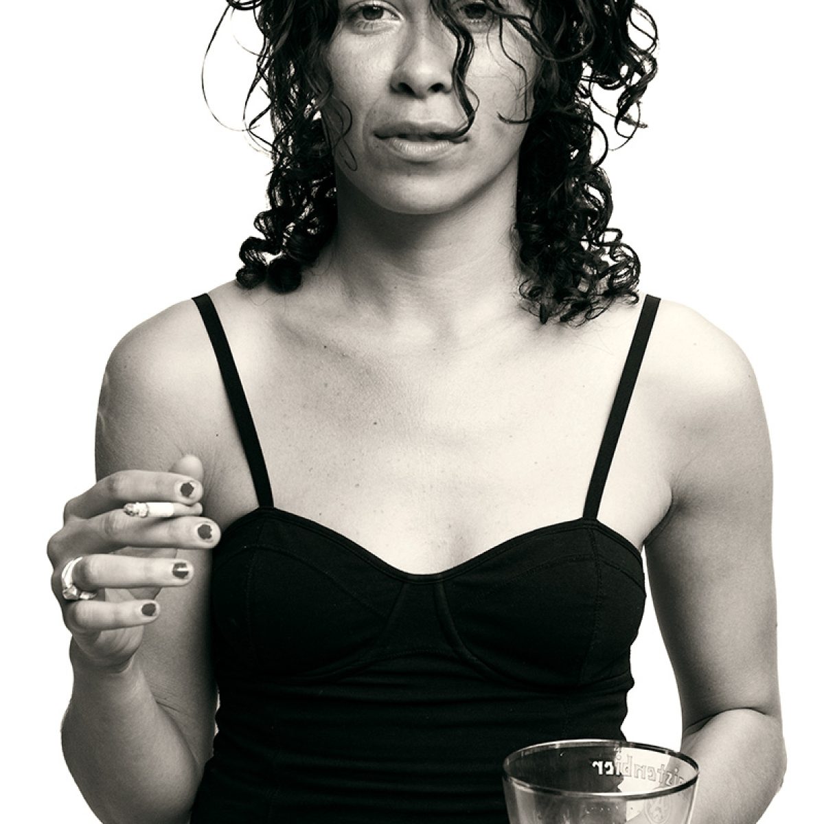 Een zwart wit portret Avadon stijl van Cathalina met een sigaret en een glas