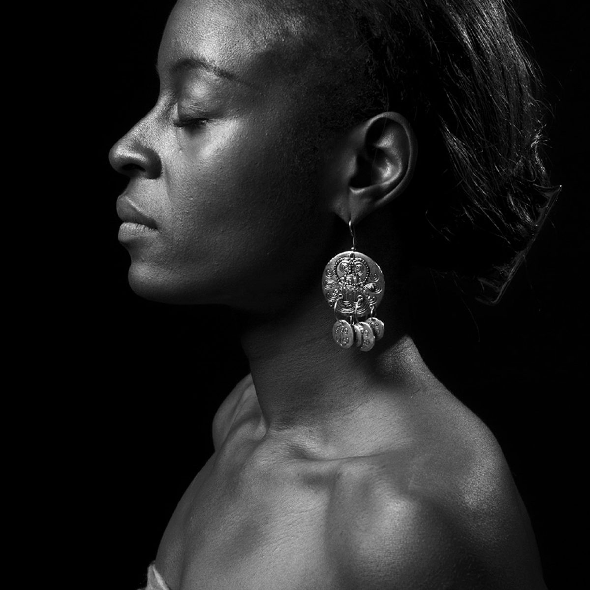 Een zwart wit portret van Natasja gemaakt in de studio