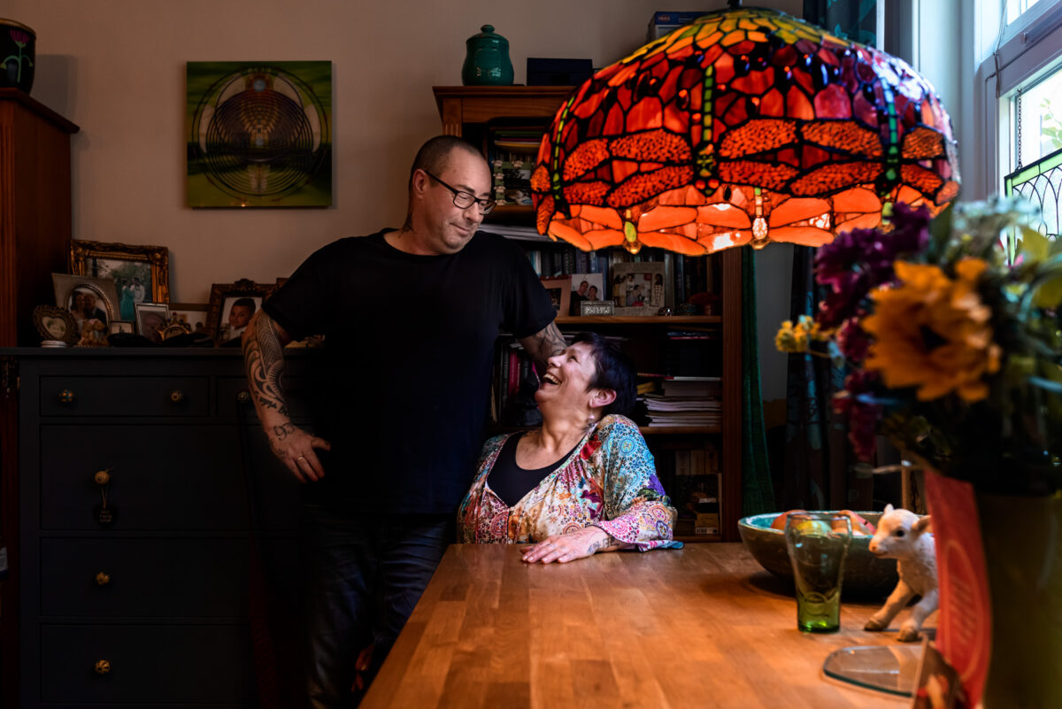 Living room portrait of residents in Stadionbuurt for Ymere. As part of the preparation for a major renovation project, residents shared their concerns, opinions, and ideas. One key element of these conversations is the living room portrait.