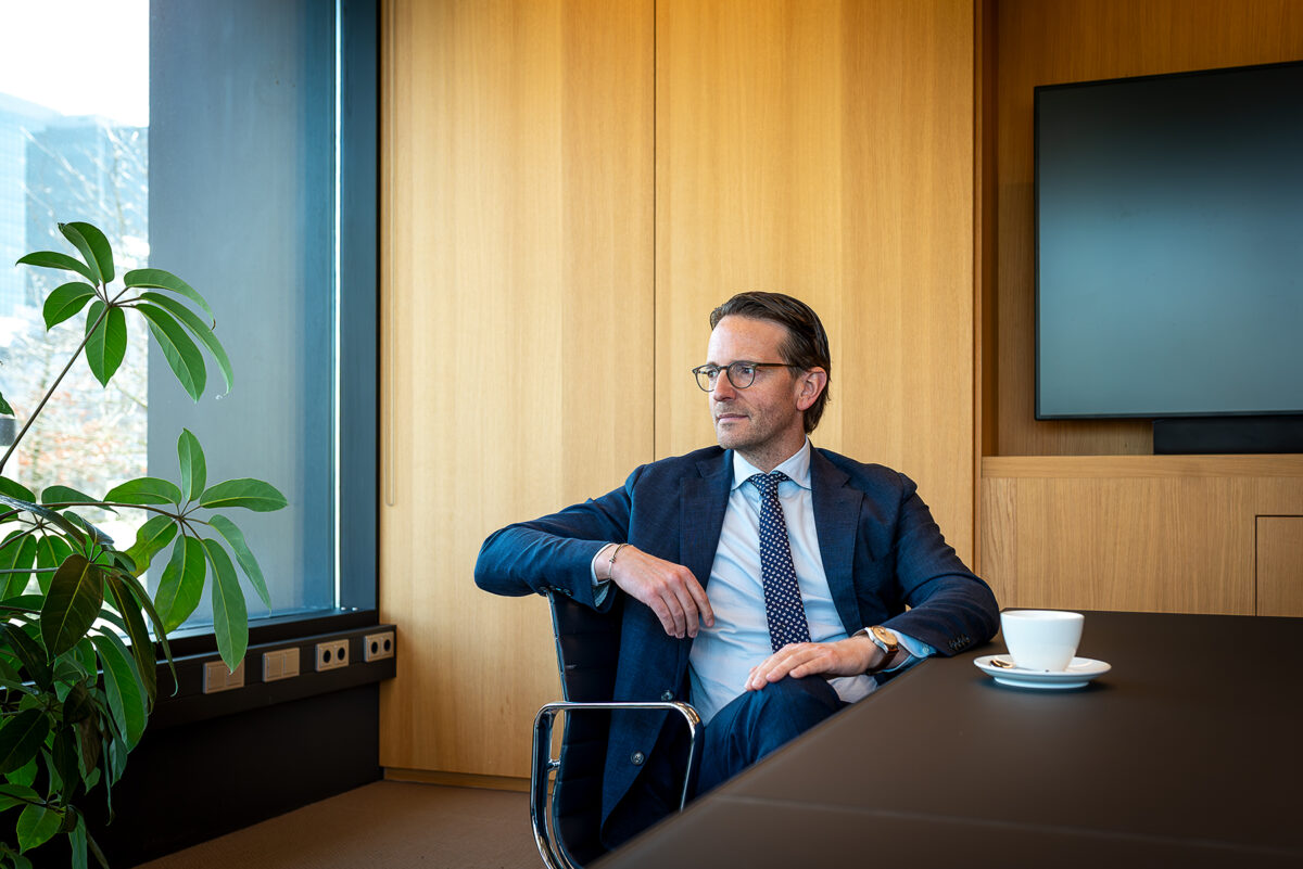 Een zakelijk omgevingsportret in het kantoor gemaakt voor Freshfields met daglicht en kunstlicht