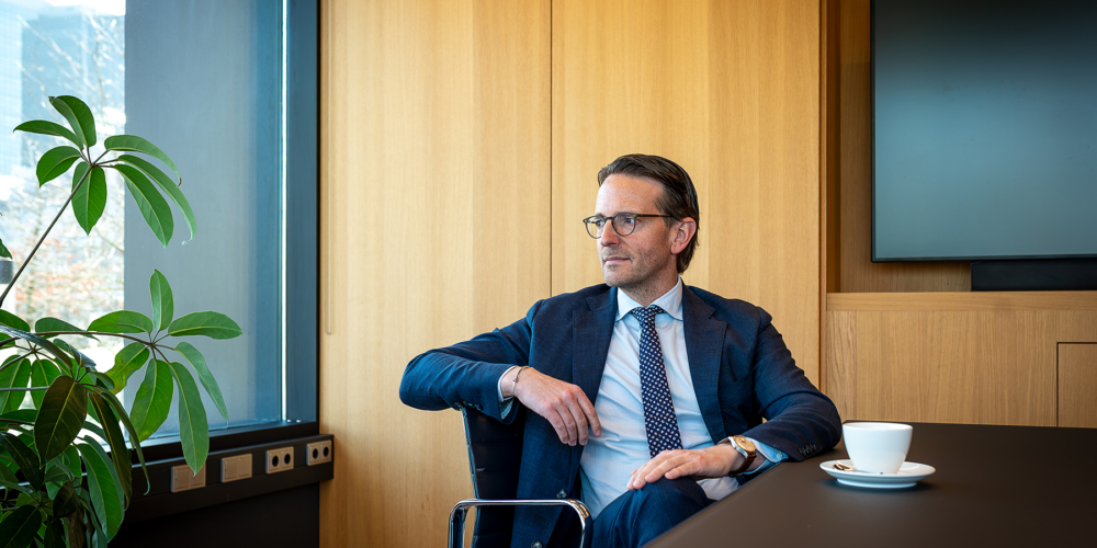 Een omgevingsportret van Menno Verboom voor Freshfields. In het kantoor is gebruikgemaakt van zowel kunstlicht als natuurlijk licht.